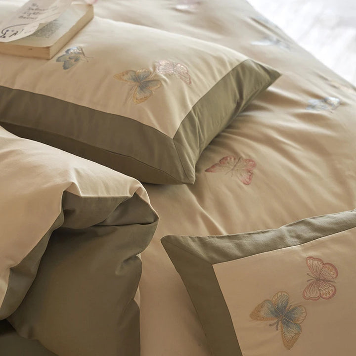 Reversible duvet cover set made of cotton satin with fine butterfly embroidery