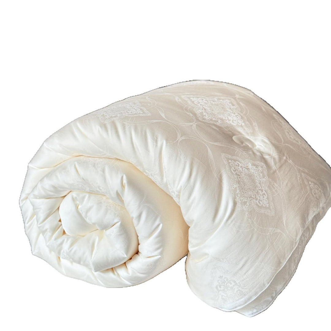 Lightweight all-season quilt with jacquard pattern and breathable fiber filling