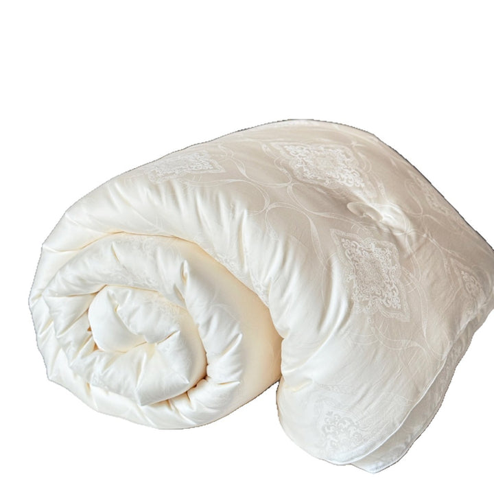 Lightweight all-season quilt with jacquard pattern and breathable fiber filling