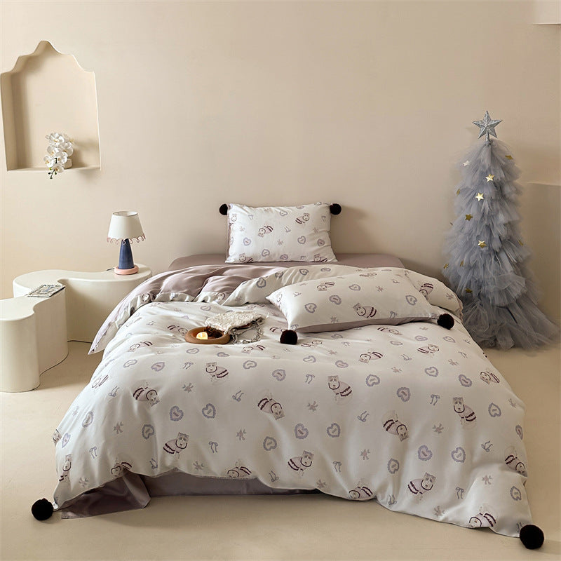Children's bedding set with pompom corners and playful animal and heart print