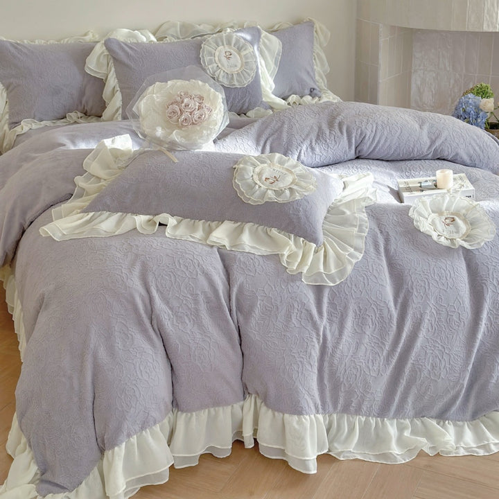 Romantic ruffle bedding set made of quilted cotton blend with decorative roses