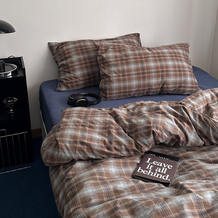 Checked bedding set made of linen-cotton mix with fitted sheet and pillowcases