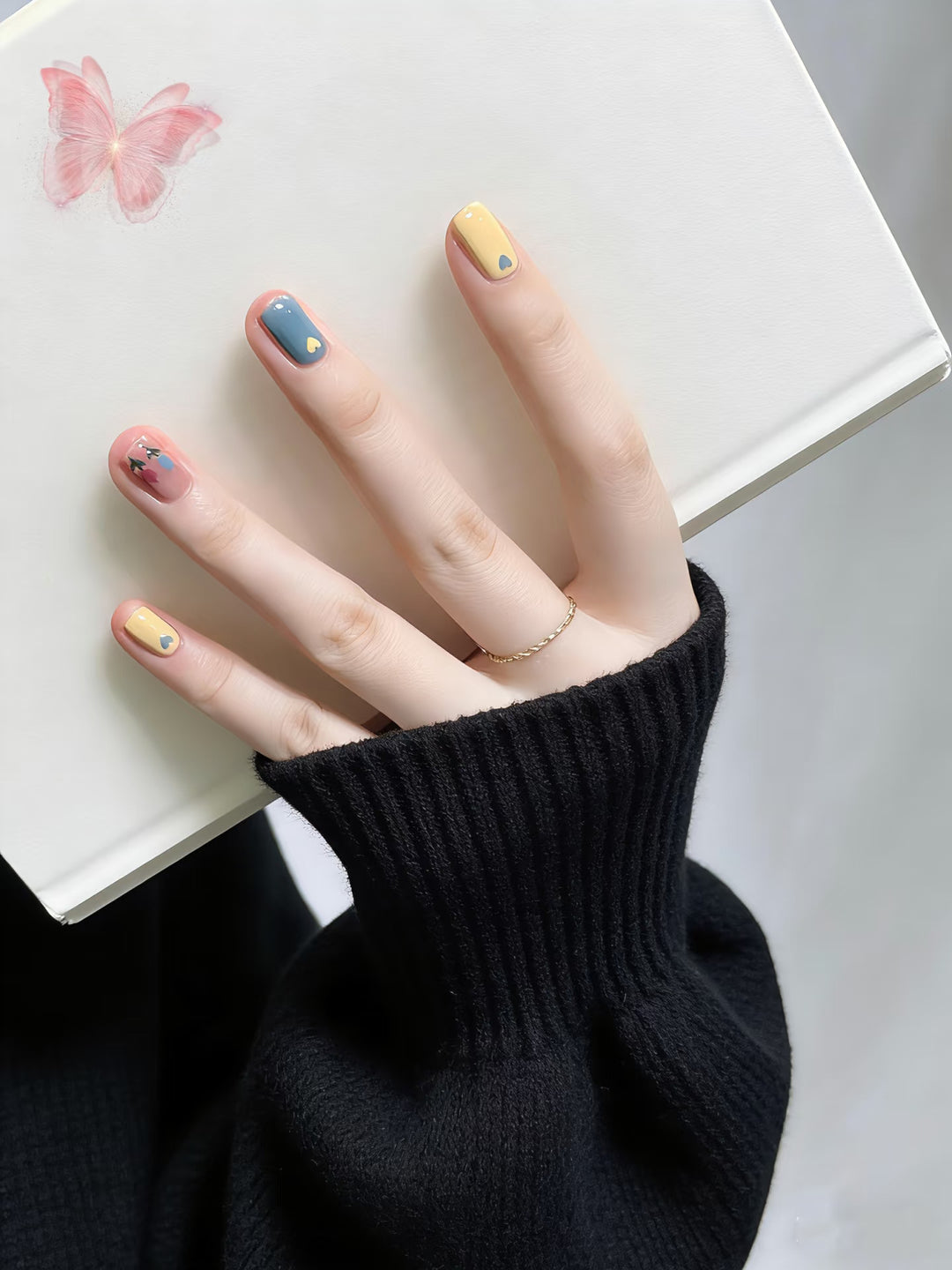 Artistic Press-On Nail Set with Creative Patterns