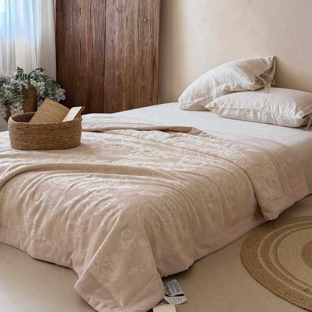Light jacquard bedspread and bed cover made of cotton blend with floral relief