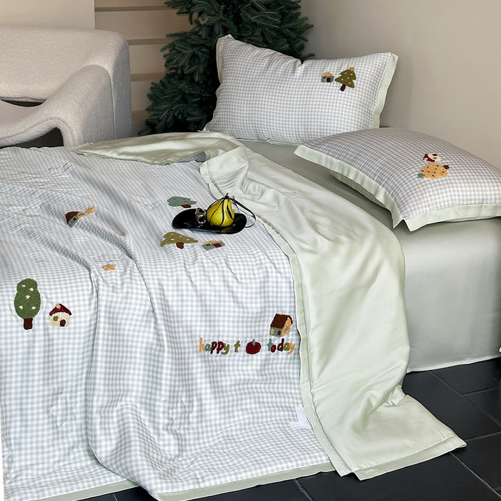 Bedding set with embroidered teddy motifs and fine gingham check