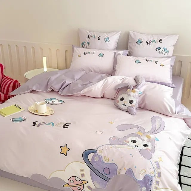 Children's bedding set with astronaut and star print, reversible function