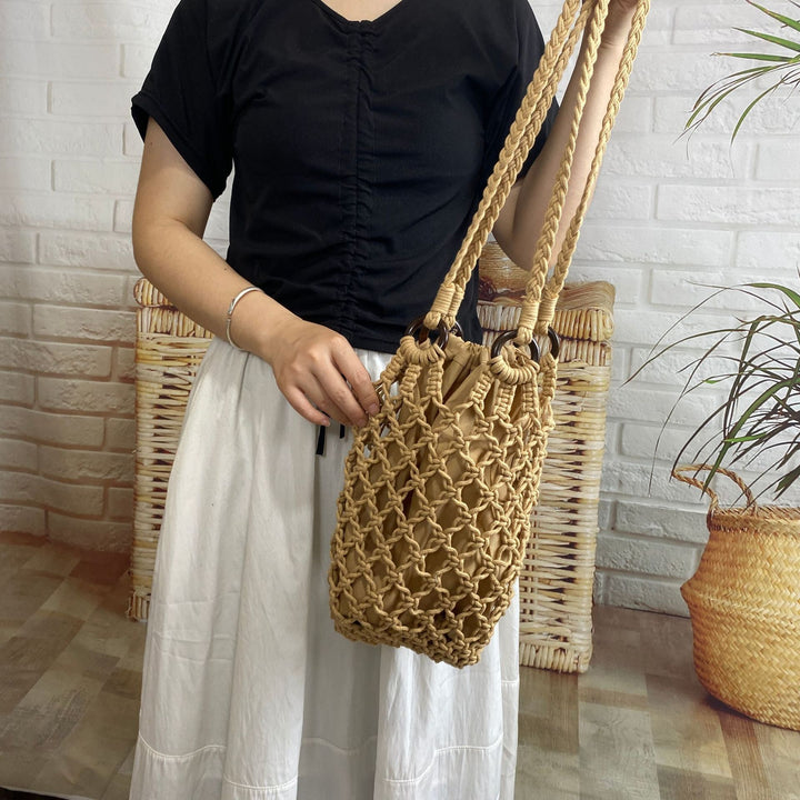Hand-knotted mesh bag with decorative wooden rings Stornfield