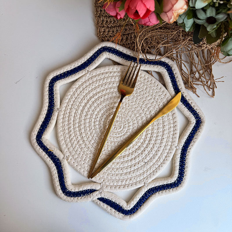 Braided cotton placemat with wavy edge and decorative contrast border