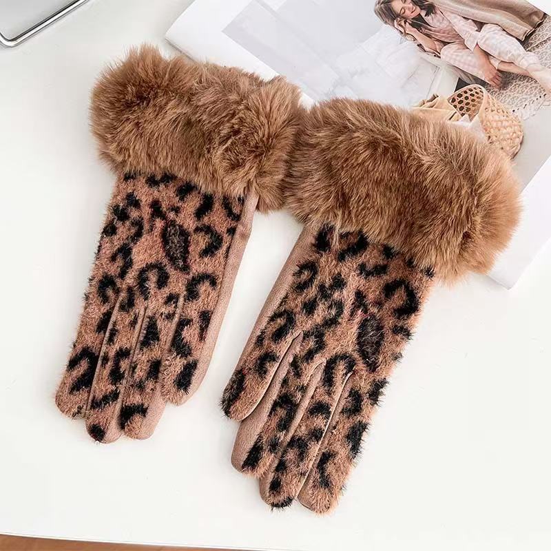 Elegant Leopard Print Touchscreen Gloves Stornfield