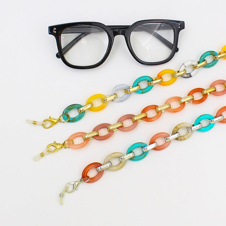 Elegant Chain Eyewear Holder Stornfield