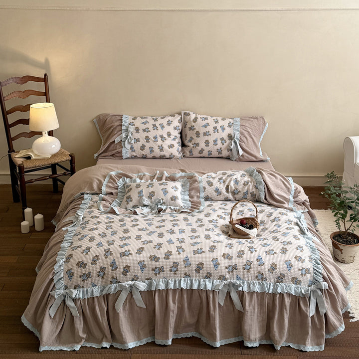 Quilted bedding set with teddy pattern, ruffle trim, and decorative bows