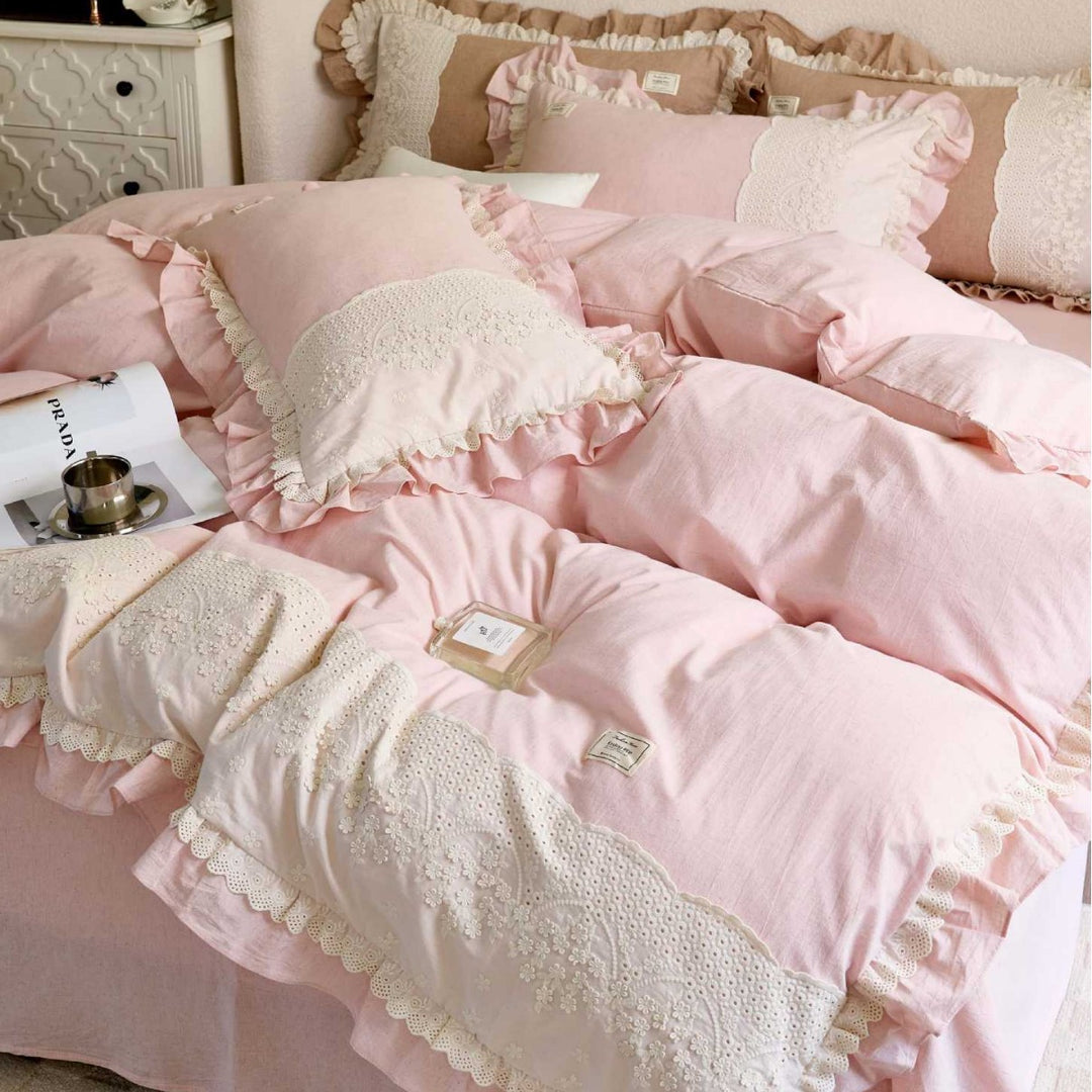 Bedding set made of cotton-linen with crochet lace trim, embroidered borders and ruffled edge