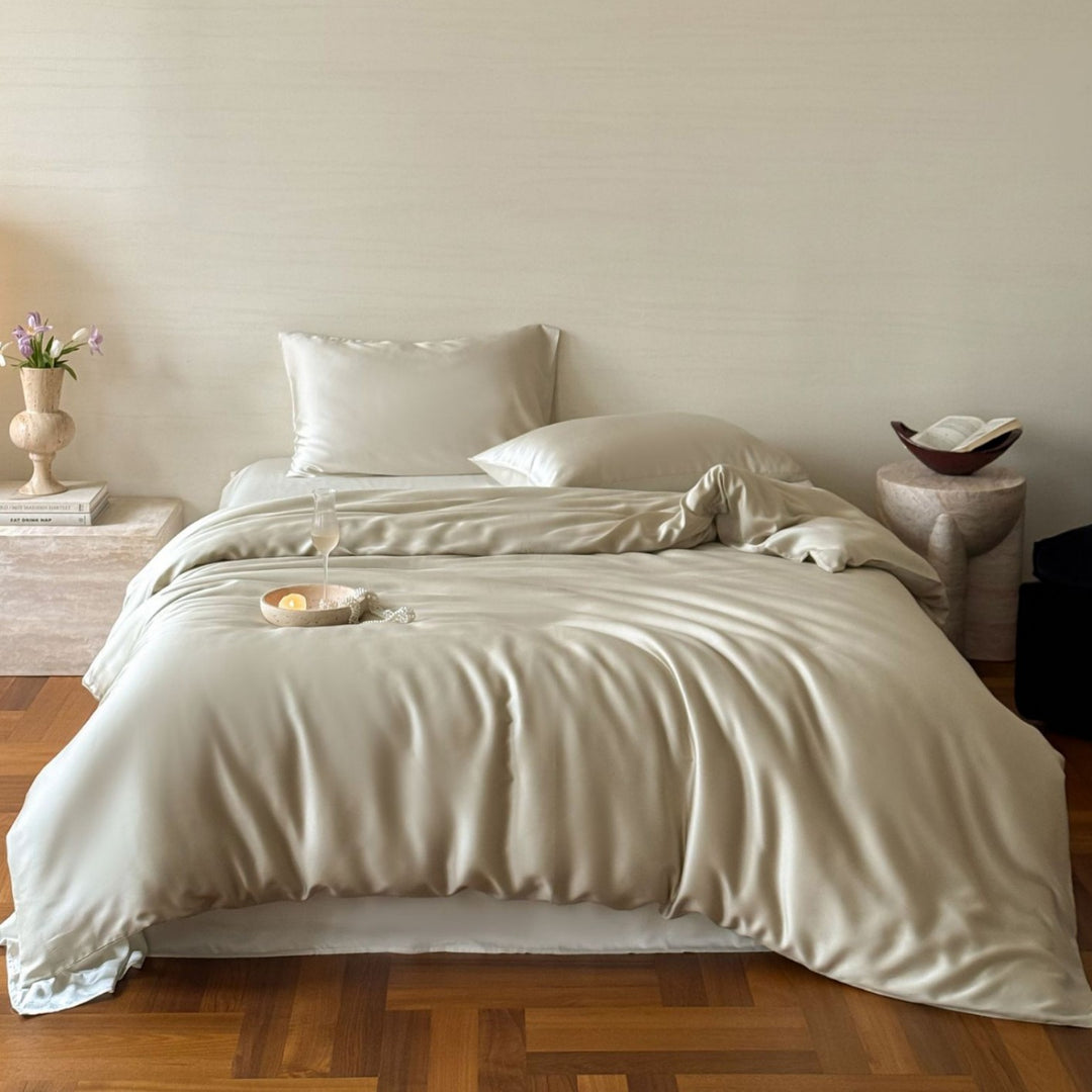 Luxurious satin bedding set with a silky-smooth surface, reversible function and hotel closure