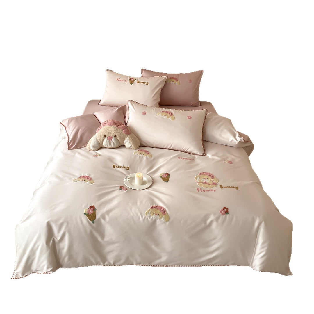 Bedding set made of cotton satin with embroidered cat appliqués and decorative piping