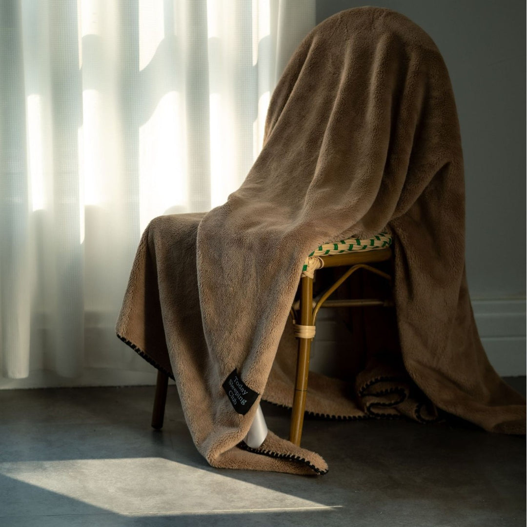 Plush Microfleece Throw Blanket with Reinforced Whipstitch Edge