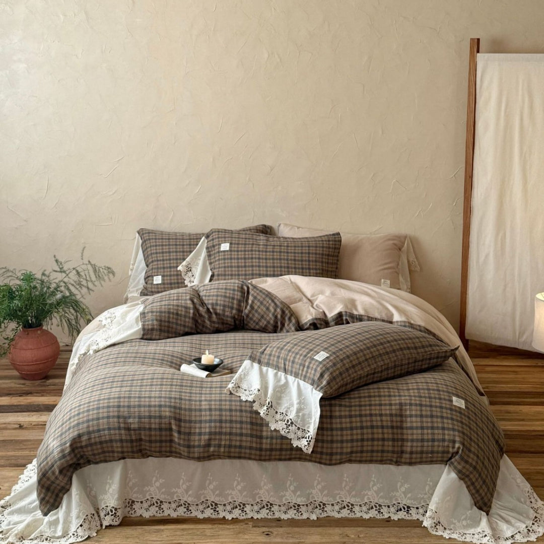 Checkered bedding set made of soft cotton with lace trim