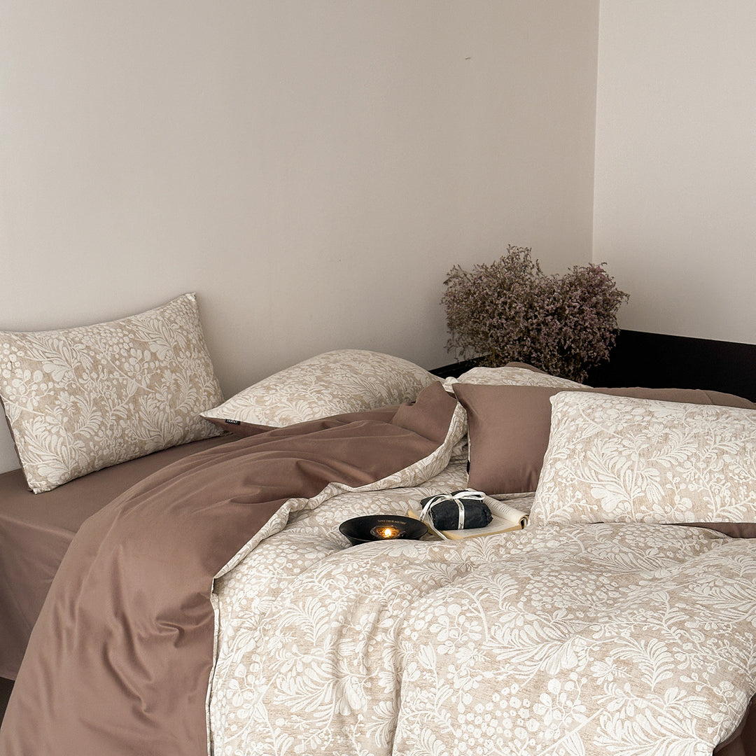 Reversible bedding set made of cotton blend with fine floral jacquard and contrasting solid reverse