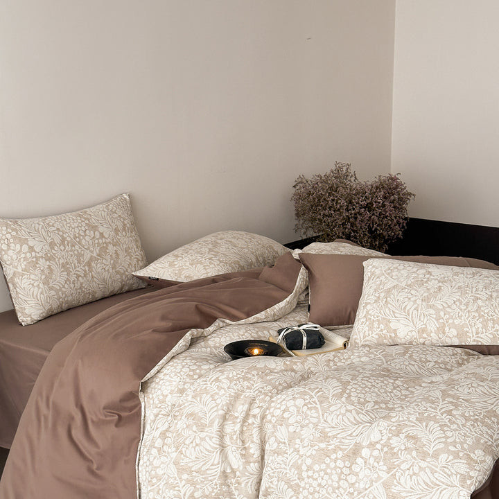 Reversible bedding set made of cotton blend with fine floral jacquard and contrasting solid reverse
