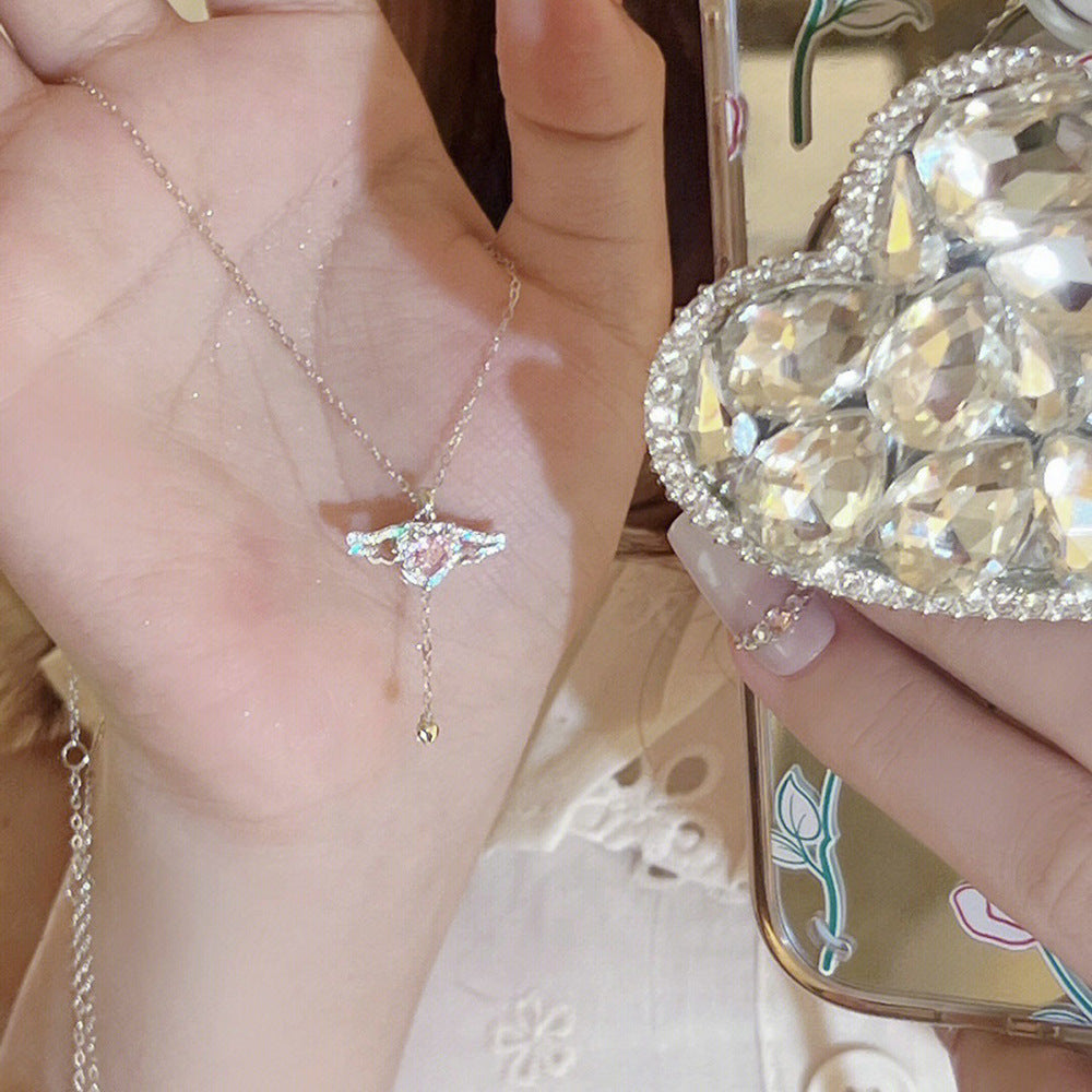 Playful angel neck chain with heart and wings Stornfield