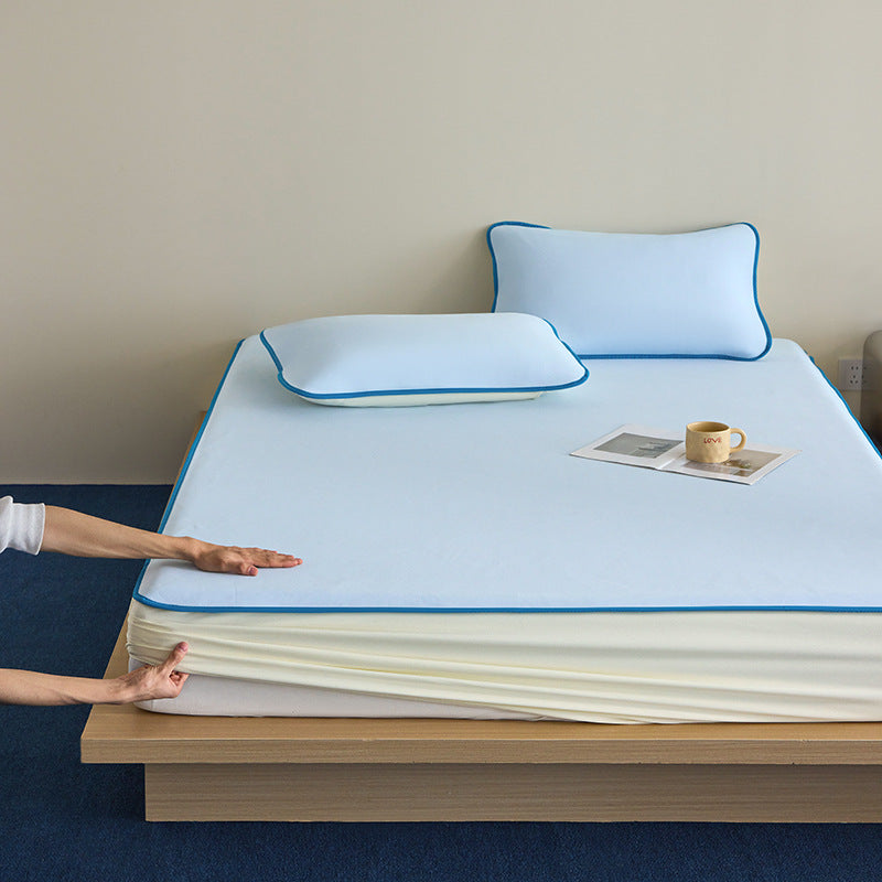Breathable mattress protector with extra deep all-round side and fine piping