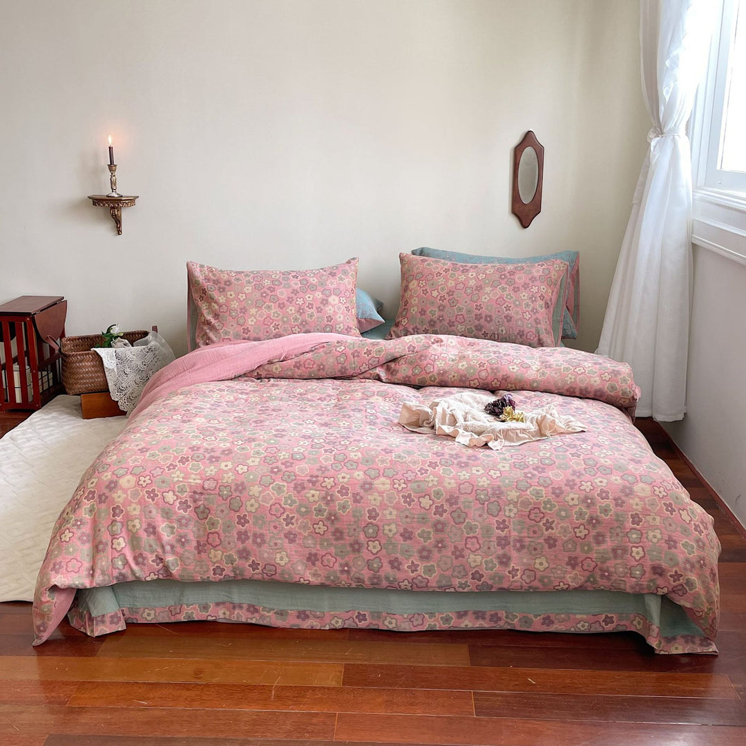 Reversible bedding set made of cotton-linen with delicate floral print and quilted blanket