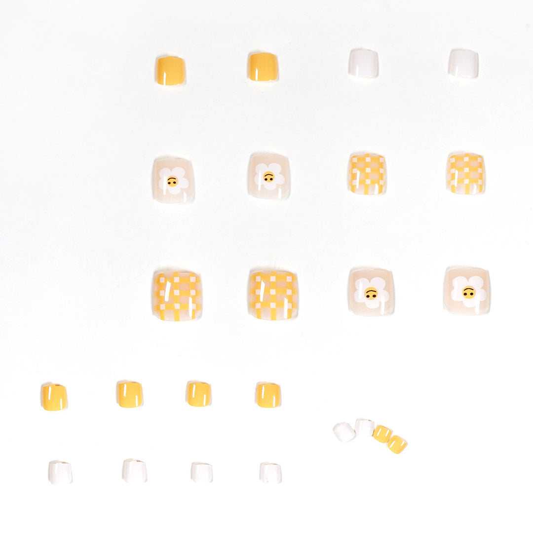 Artful toenail design with cheerful flower motifs Stornfield