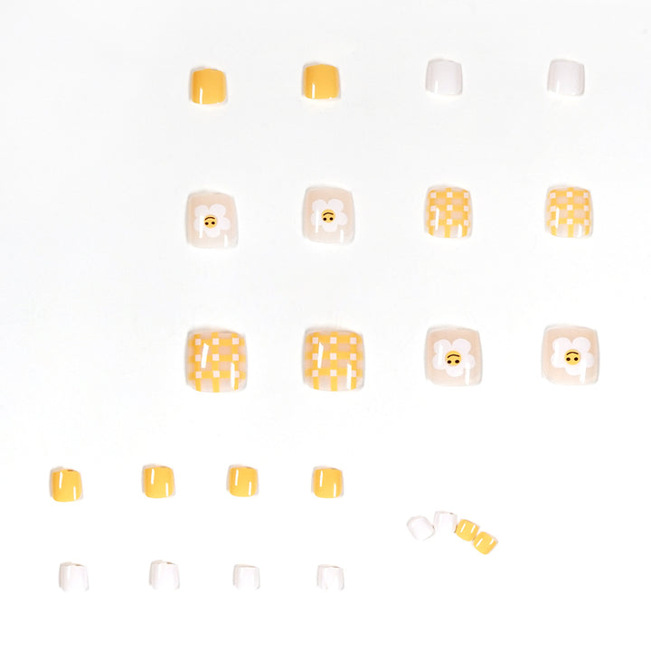 Artful toenail design with cheerful flower motifs Stornfield