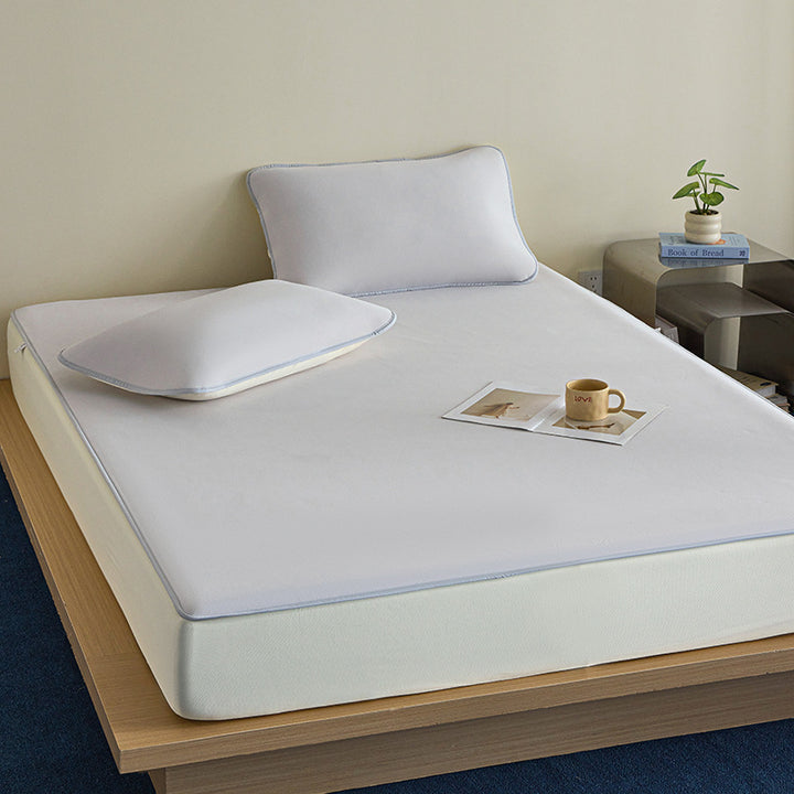 Breathable mattress protector with extra deep all-round side and fine piping