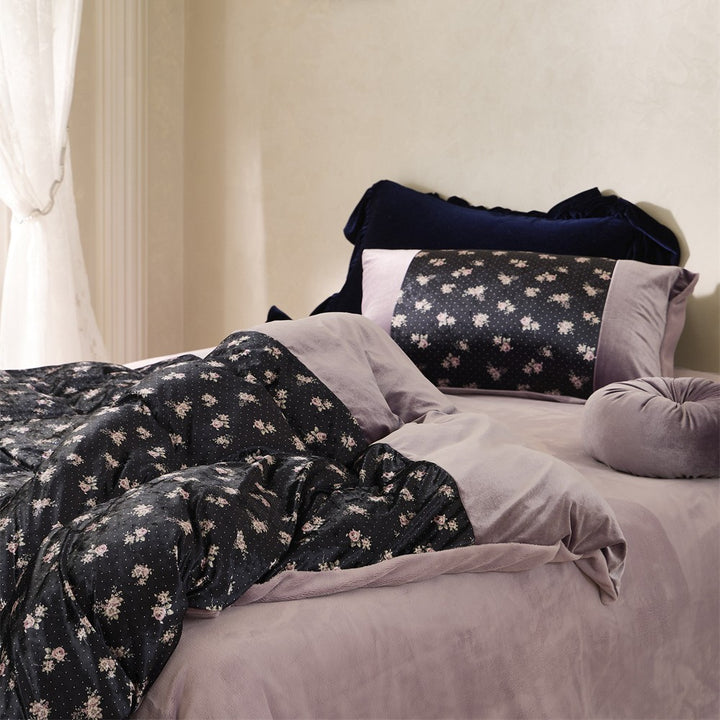 Luxurious velvet bedding set with floral pattern, reversible function and decorative pillow