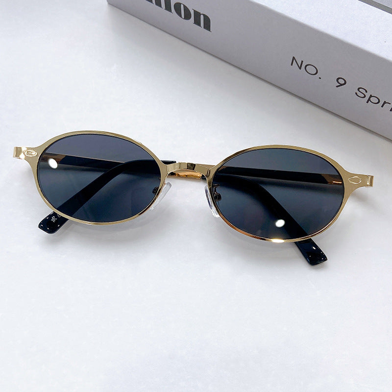 Fashionable Round Sunglasses with Elegant Golden Frame Stornfield