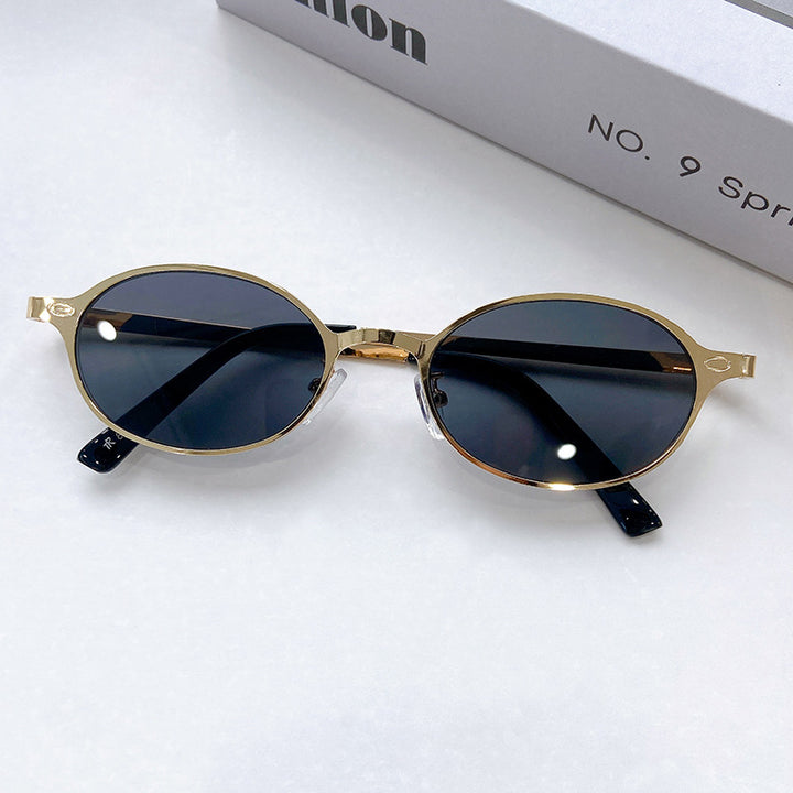 Fashionable Round Sunglasses with Elegant Golden Frame Stornfield