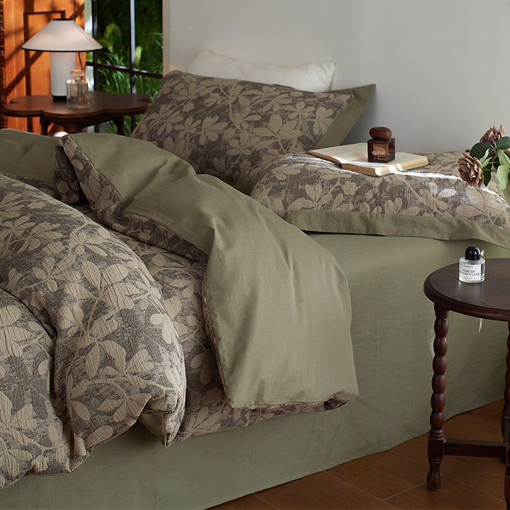 Quilted bed set with floral jacquard design and light thermal padding