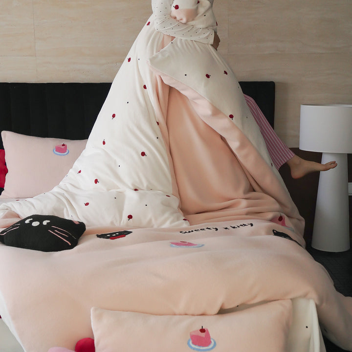 Quilted fleece bedding set with dog motifs and paw embroidery.