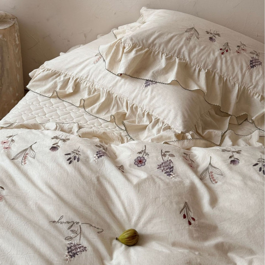 Romantic duvet cover set made of cotton-linen with embroidered wildflowers and ruffled hem