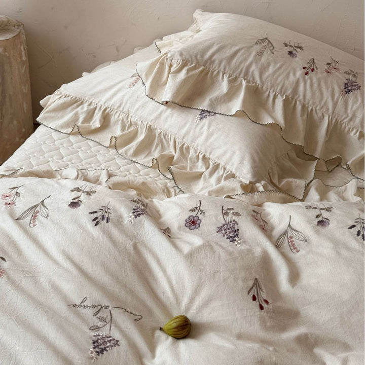 Romantic duvet cover set made of cotton-linen with embroidered wildflowers and ruffled hem