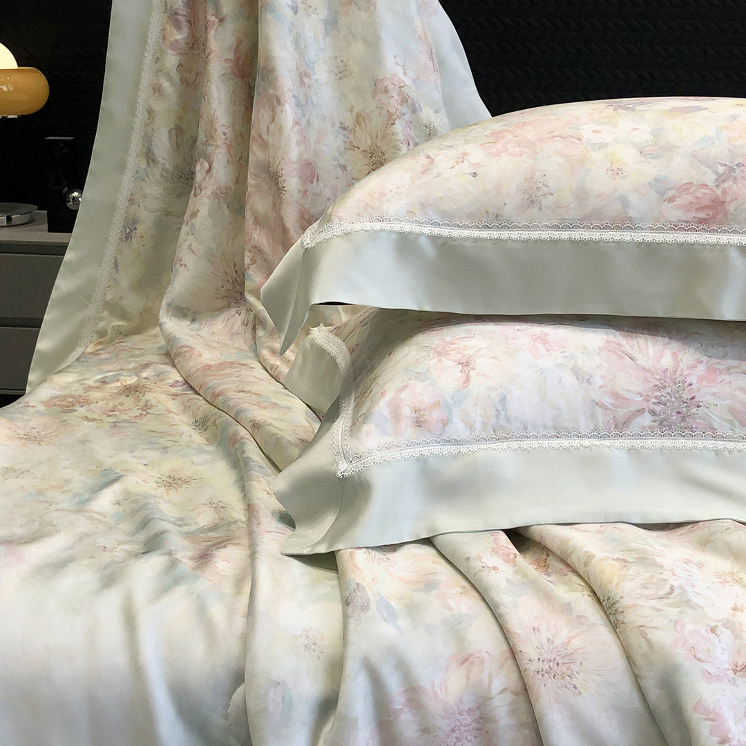 Pillowcase set made of cotton satin with delicate lace trim and satin piping