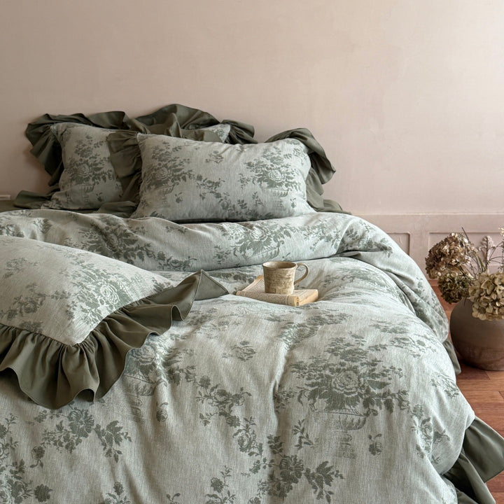 Romantic bedding set made of linen-cotton blend with frill and floral jacquard structure