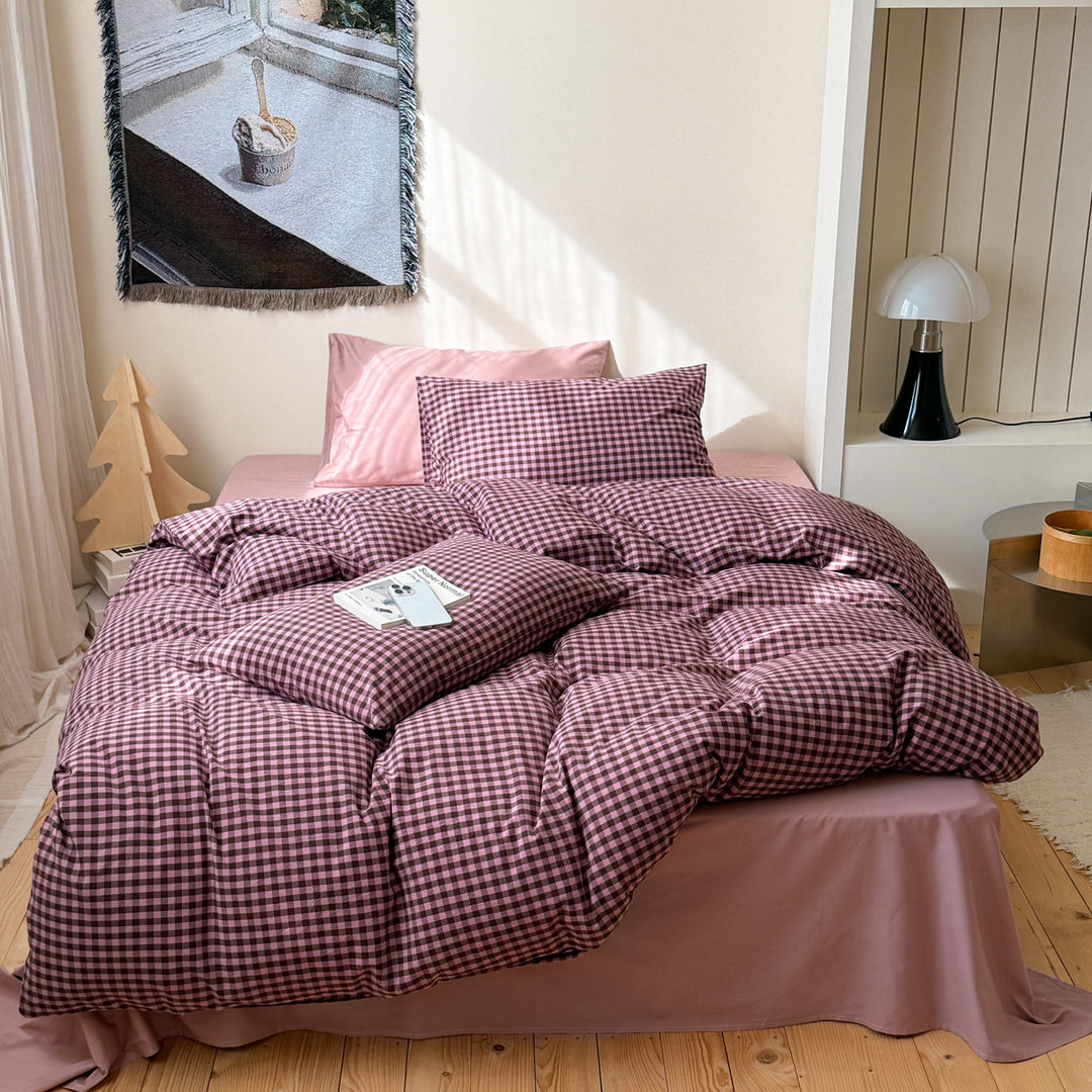 Reversible checkered bedding set made of cotton satin with quilted look and fitted sheet