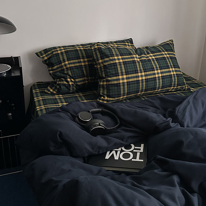 Checked bedding set made of linen-cotton mix with fitted sheet and pillowcases