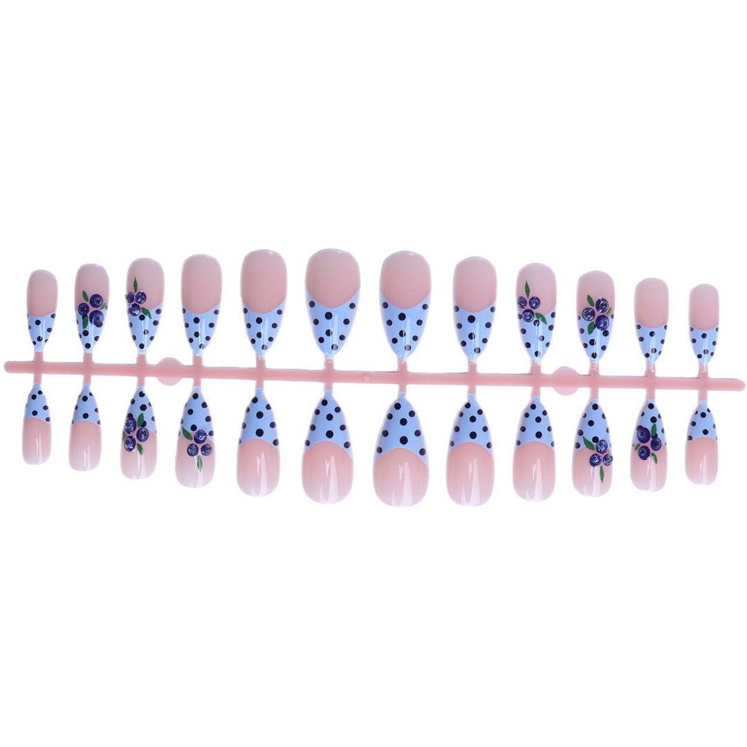 Artful fingernails with playful floral pattern Stornfield
