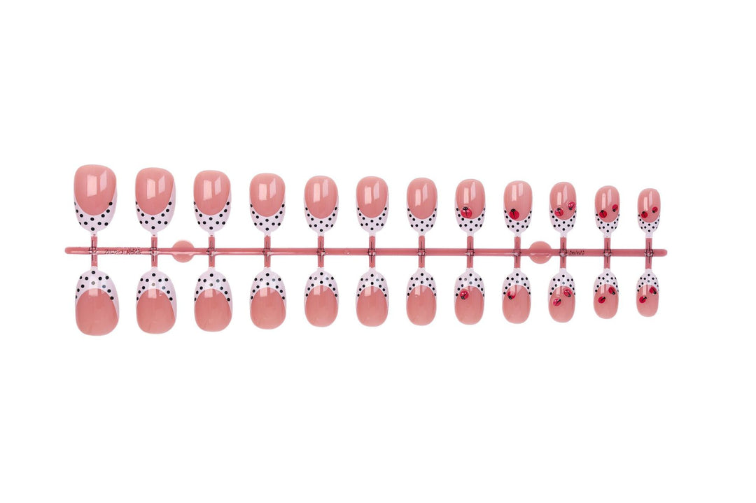 Artificial nail set with playful dots and eye-catching accents Stornfield