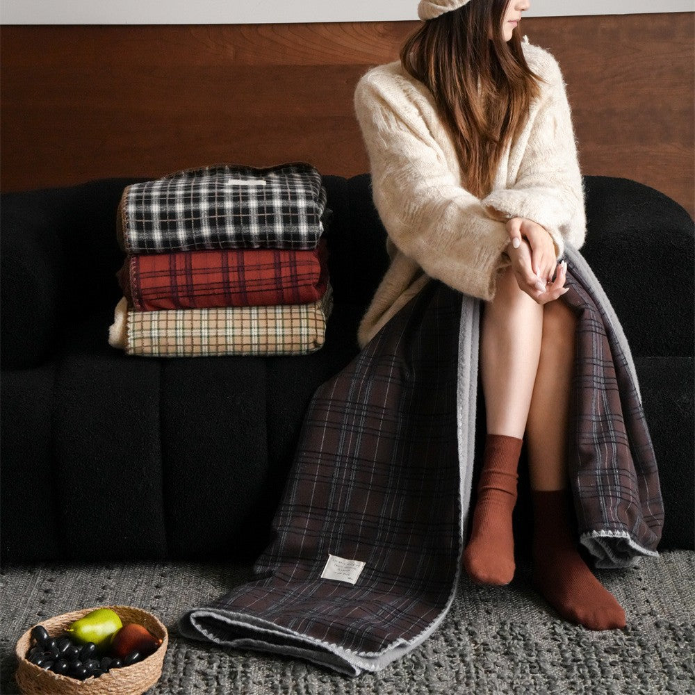 Reversible cuddly blanket made of checkered flannel with soft fleece lining