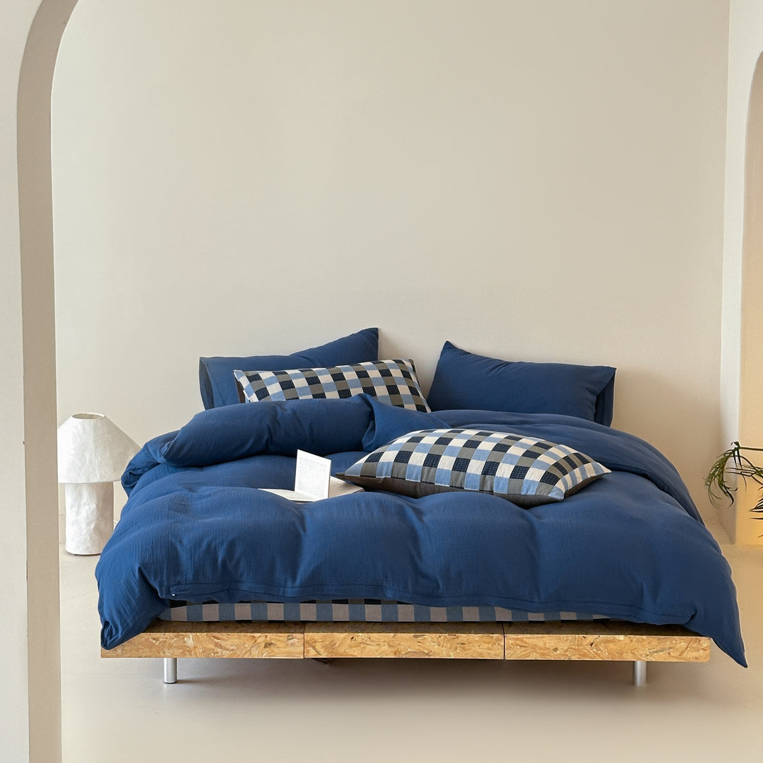 Bedding set in mixed design made of soft cotton with reversible pillow and checkered base