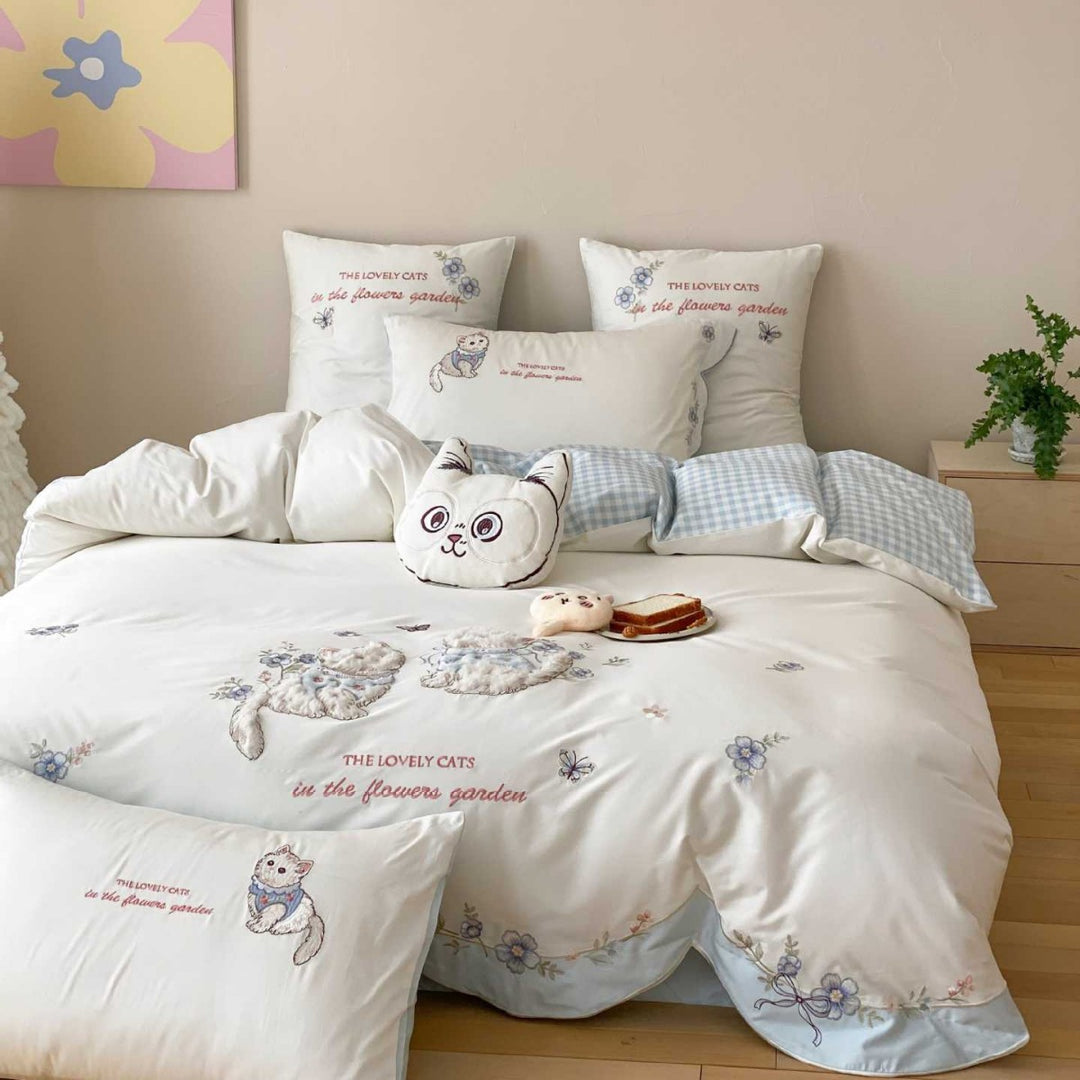 Embroidered bedding set with cat motif, wavy ruffle and reversible function