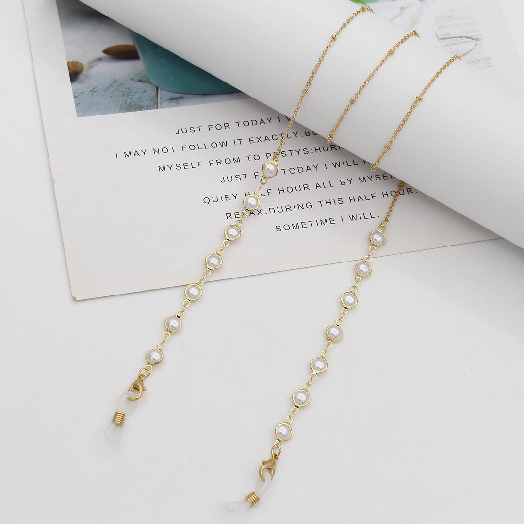 Elegant Pearl Chain Eyewear Holder Stornfield