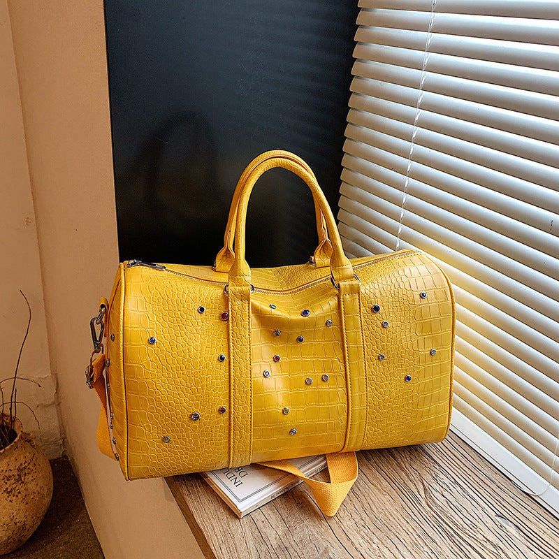 Fashionable travel bag with structured surface and versatile interior Stornfield