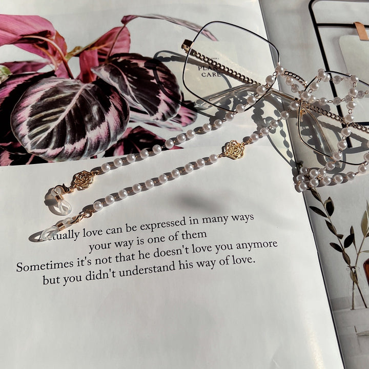 Elegant Pearl and Gold-Accented Eyewear Chain Stornfield