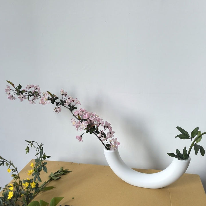 Contemporary Curved Flower Vase Stornfeild