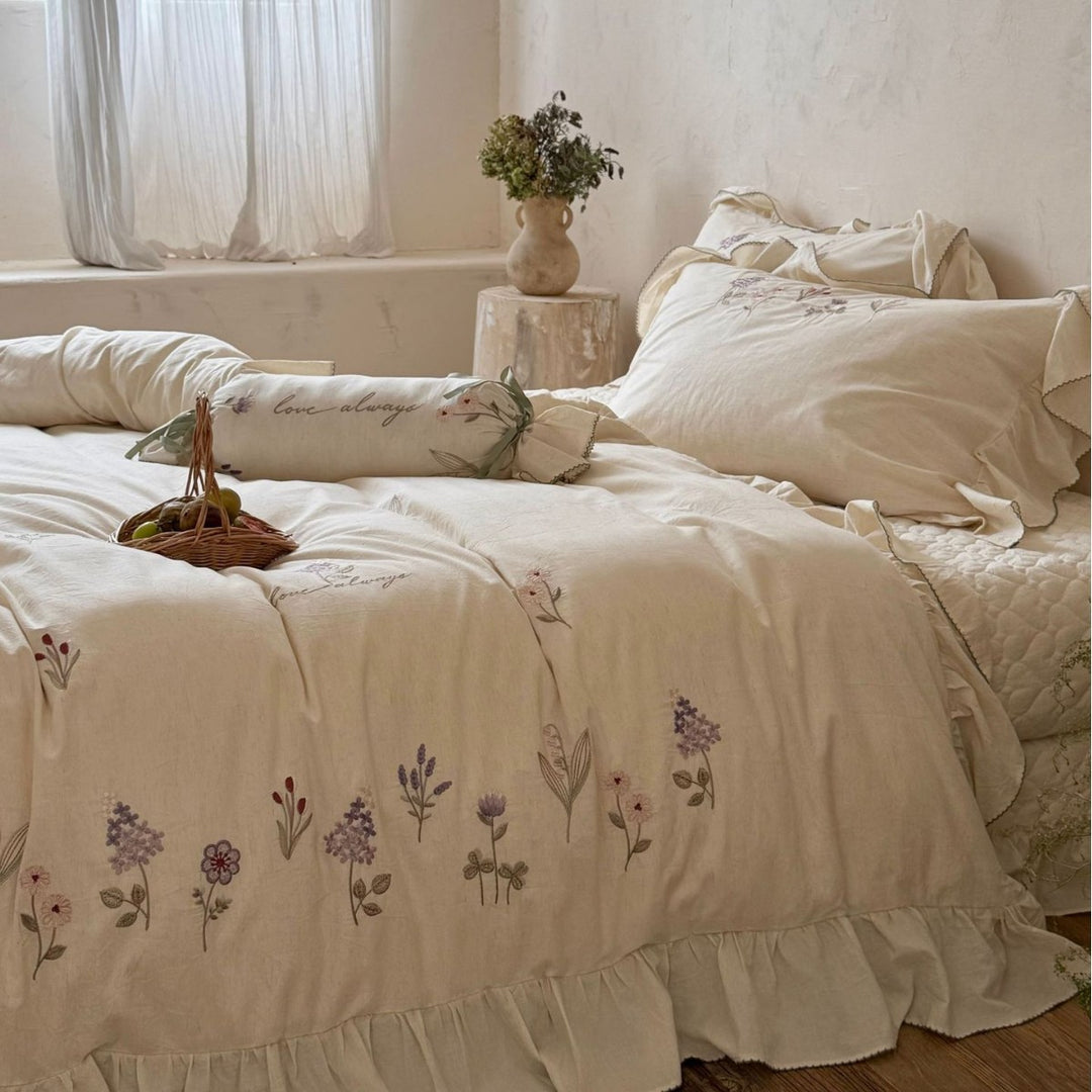 Romantic duvet cover set made of cotton-linen with embroidered wildflowers and ruffled hem