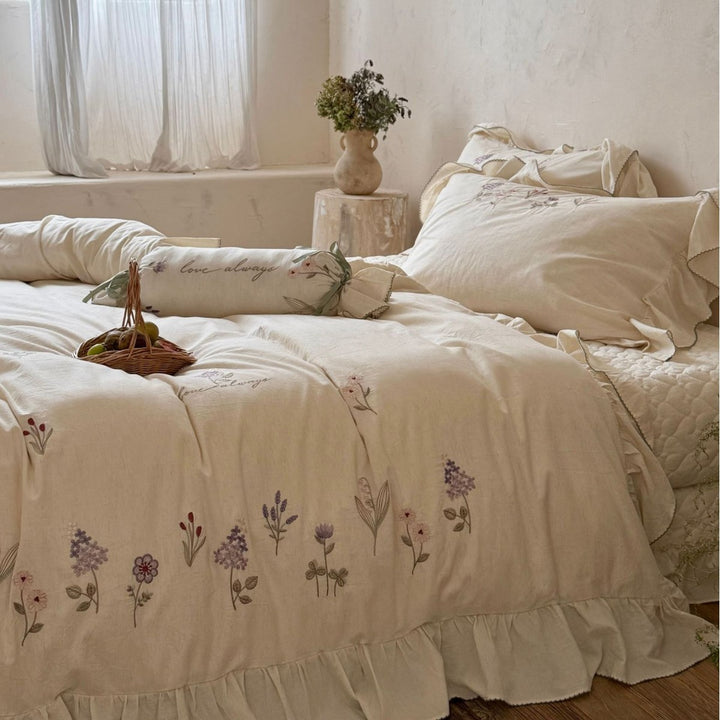 Romantic duvet cover set made of cotton-linen with embroidered wildflowers and ruffled hem